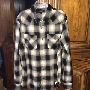 Banana Republic tailored slim fit buttondown Snaps